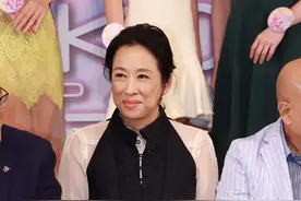 霍启刚妈妈现身港姐评委会议，62岁朱玲玲穿着气质力压儿媳郭晶晶图片