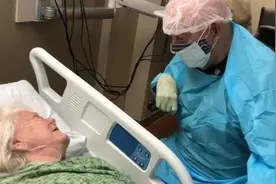 美国九旬老人不顾劝阻进新冠病房和妻子道别，不幸感染病毒后死亡图片