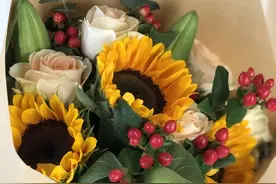 鲜花花束欣赏，向日葵搭配百合、玫瑰，洋溢青春活力图片