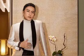 陈志朋身材真不赖，穿西装配丝绒裤精致又有型，中年男人该学习了图片