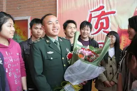 解放军三栖兵王何祥美，全军首位开创横向射击第一人！图片
