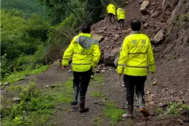 视频 | 7岁男孩上山采菌失踪50余小时！警民合作200余人冒雨搜山安全寻回图片