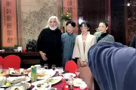 陈凯歌老婆参加奢华晚宴，打扮朴素气质绝佳，51岁逆生长似冻龄图片