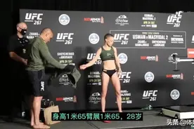 大战前称重！张伟丽6块腹肌抢镜，罗斯秀好身材，优劣势一目了然图片