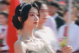 青岛大学举牌校花一夜爆红，评论区恶臭不堪：见不得别人好是病图片