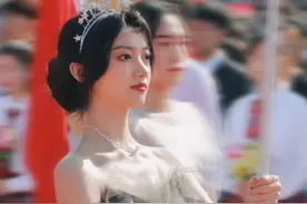 青岛大学举牌校花一夜爆红，评论区恶臭不堪：见不得别人好是病图片