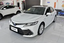 油耗只要4.1L，内饰小改，大气稳定日系中型车，带你看丰田凯美瑞图片