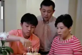 乒坛皇后邓亚萍一家三口同框，15岁儿子变成帅哥，豪宅阔气十足图片