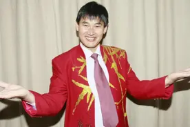 河南小伙拜师不成，恼羞成怒举大锤砸大衣哥家门，将面临拘留图片