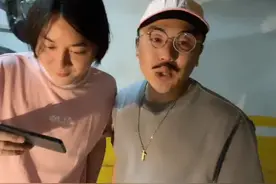 张大仙户外开播，晒自己的法拉利豪车，车停到没电，厚厚的一层灰图片