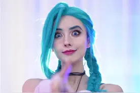 LOL手游一姐阿巴火了，学会一招战术后退，“花腿”黑袜不输腐姐图片