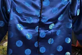 要么被火烧掉，要么埋进土里，为何农村还是热衷60岁后做寿衣？图片