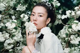 组图：国模刘雯雎晓雯何穗杂志大片 演绎夏日氛围感图片