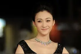 44岁李小冉真敢穿，黑色“透视裙”大秀凹凸感，颈部细纹暴露年龄图片