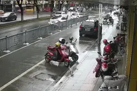 突发！苏州一轿车高速撞上等红灯汽车，致1人死亡！图片