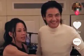 周润发庆65岁生日，为显年轻特意染黑发？与妻子同框驼背明显图片