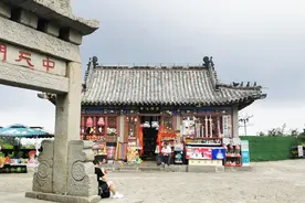 街电构建泰山景区完整服务网络，游客登山沿途均可便捷租借图片