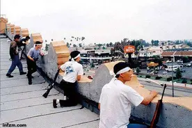 92年黑人暴徒打砸抢烧，白人警察袖手旁观，却遭黄种人持枪血洗图片