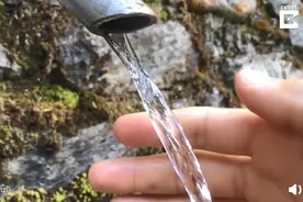 男子在阿尔卑斯山游玩 意外发现“完全静止”的水流图片
