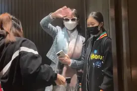 68岁赵雅芝冬天穿短裙现身，双腿被拍又长又细，俩助理为她提行李图片