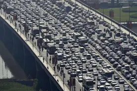 中国史上最大的一次堵车：整整12天，路面车辆排成135公里巨龙图片