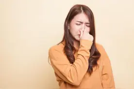 为什么女性过了45岁，身上会伴有一股“臭味”？看完涨知识了图片