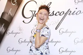 应采儿怀二胎罕见出镜！被陈小春搂肩笑容甜，预产期将至忙遮孕肚图片