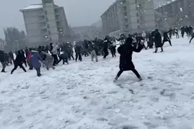 （视频）@太原人！壮观！山东一高校初雪过后百人打雪仗，南方网友不淡定了图片