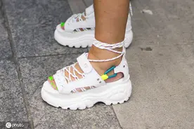 小时候丑拒的厚底运动凉鞋，今年竟然有点火？图片