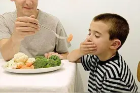 提醒：孩子有这几种吃饭习惯，可能是在暗示他已从骨子里开始自卑图片
