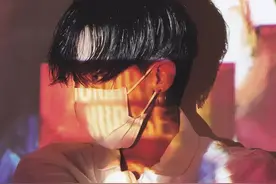 粉丝目击权志龙，复出后扎进时尚圈，发BIGBANG合照遭群嘲图片