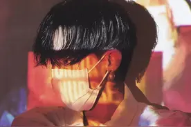 粉丝目击权志龙，复出后扎进时尚圈，发BIGBANG合照遭群嘲图片