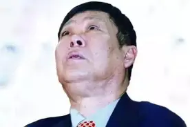 健力宝被低价贱卖，李经纬仰天长叹，纵是英雄也无能为力图片