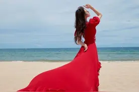 姐姐绝美！刘诗诗红色长裙海边唯美起舞图片