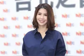 许茹芸冻龄女神，穿衬衫搭配半身裙减龄优雅，时尚前卫又撩人图片