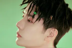 王一博 彩色发坠脏辫，带着少年张扬不羁的个性魅力图片