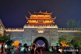 解锁新玩法！都江堰的夜晚给你一个留下来的理由，古城夜色、廊桥遗梦、龙虾夜啤...这里越夜越美丽~图片