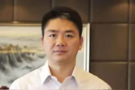 1992,同村人东拼西凑凑够500块给刘强东上大学，后来他是如何报恩图片