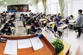 哈市这所高中月考考场曝光！黑板寄语雷人！图片