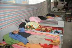 混住毫无隐私，镜头拍下“工地女人”的真实生活，看完满满的心疼图片
