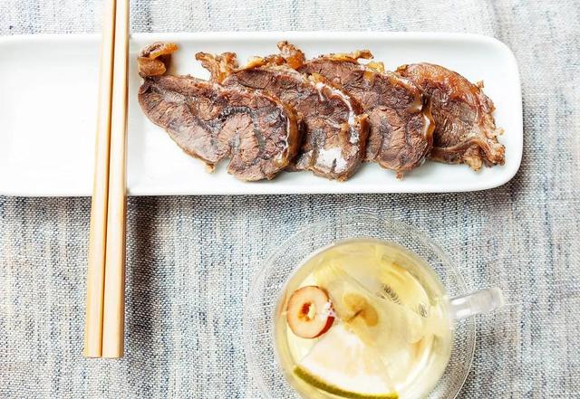 跷脚牛肉：乐山人的市井和江湖