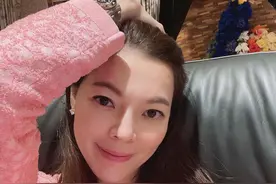 富士康老板娘近照曝光，穿粉衣戴名表打扮贵气，46岁还想拼4胎图片