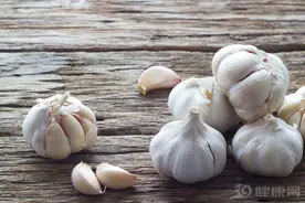 大蒜被称为“天然抗生素”，真的能防癌吗？一项22年的研究告诉你图片