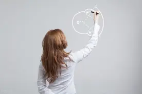 中年女人暗恋你，会给你三个暗号图片
