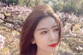 春天来了，美女美景相映，太美了图片