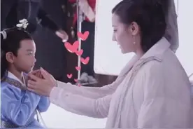 迪丽热巴演孕妇挺着大肚子，边吃东西边抱怨，一句话让人爆笑图片