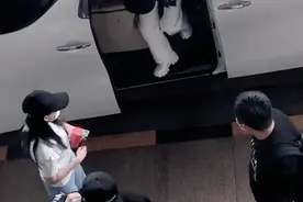 赵丽颖机场新照上热搜！漏洞背心秀性感腰线，腰围比头围还小！网友直呼：健身效果显著图片