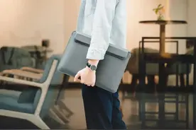 海外众筹346万！这电脑包自带支架超轻便，脊椎舒服炸了图片