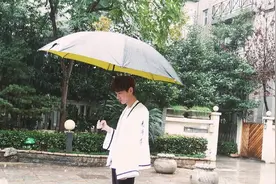 男生夏天撑伞怎么了？图片