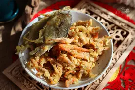 过年炸小鱼小虾，老手常用“生熟糊”，酥脆的掉渣，放凉也不回软图片